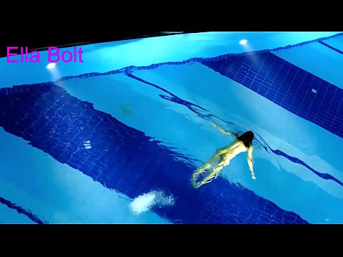 ❤️ मी पाहणे थांबवू शकत नाही, तरुण गोरा ELLA BOLT रिसॉर्ट पूलमध्ये नग्न पोहताना पकडला गेला आमच्याकडे mr.porn-evooli.ru ❤